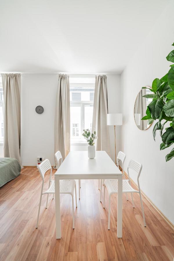 Central Appartment Вена Экстерьер фото